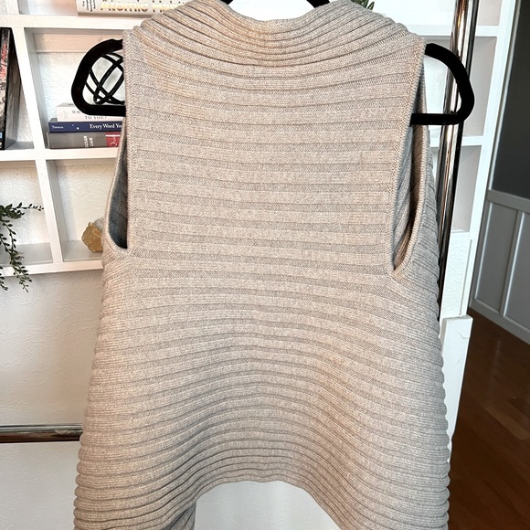 ANN TAYLOR LOFT | Gray Sleeveless Cardigan - Picture 2 of 3